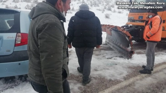 Direksiyon hakimiyetini kaybetti, kar küreme aracına çarptı