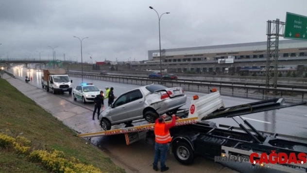 Direksiyon hakimiyetini kaybetti, otoyolda kaza yaptı: 1 yaralı