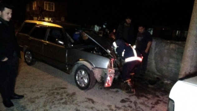 Direksiyonu kilitlenen otomobil direğe çarptı