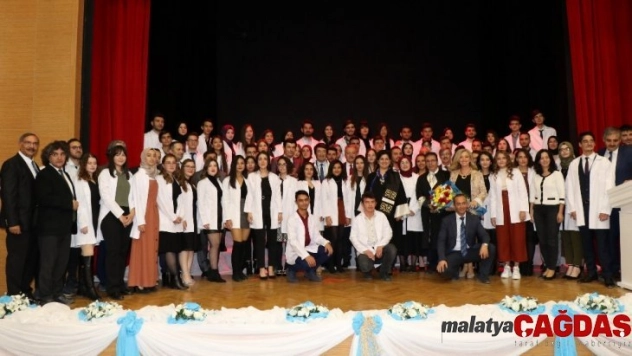 Diş Hekimliği 1. sınıf öğrencileri beyaz önlük giydi