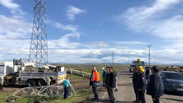 DİSKİ olumsuz hava koşullarında devrilen enerji nakil hatlarını onardı