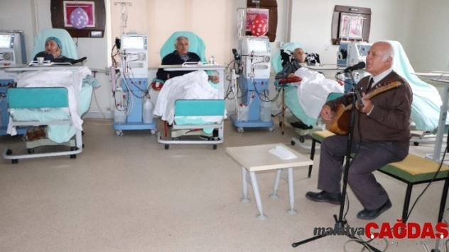 Diyaliz hastaları şarkılarla moral buldu