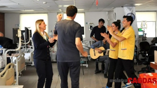 Diyaliz hastalarına müzikle moral verdiler