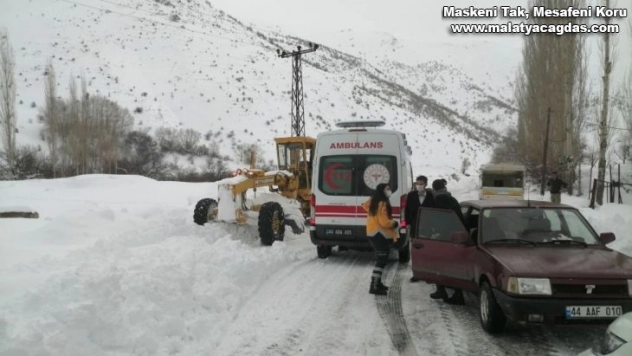 Diyaliz hastası, karlı yol açılarak hastaneye yetiştirildi