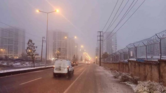 Diyarbakır'a mevsimin ilk karı yağdı