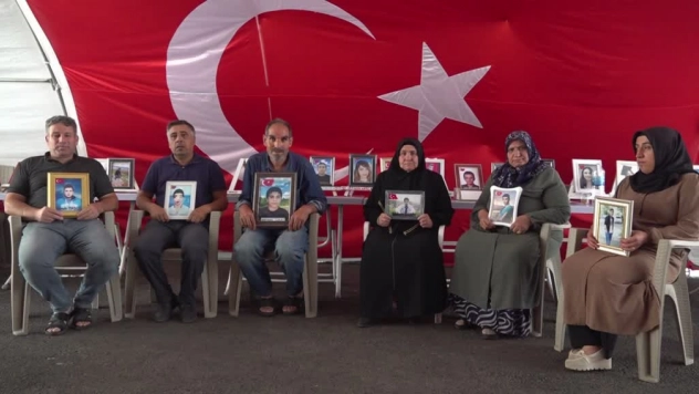 Diyarbakır anneleri kavurucu sıcakta da evlat nöbetinde