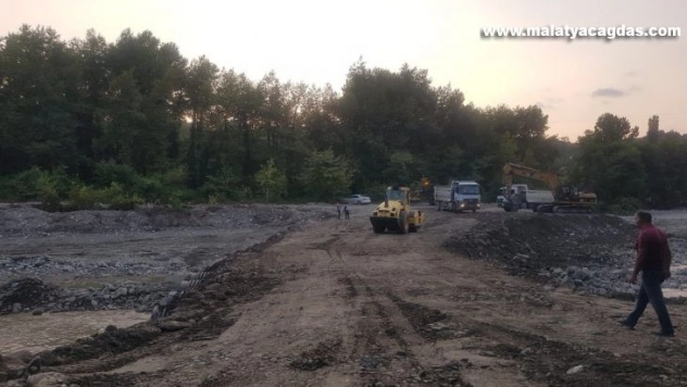 Diyarbakır Büyükşehir Belediyesi Sinop Türkeli'de bozulan yollar ve yıkılan köprüleri onarıyor