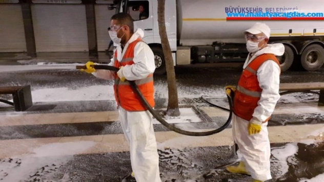 Diyarbakır Büyükşehir Belediyesi cadde ve kaldırımları tazyikli su ile yıkıyor