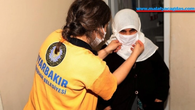 Diyarbakır Büyükşehir Belediyesinden yaşlılara koruyucu maske ve kolonya dağıtımı