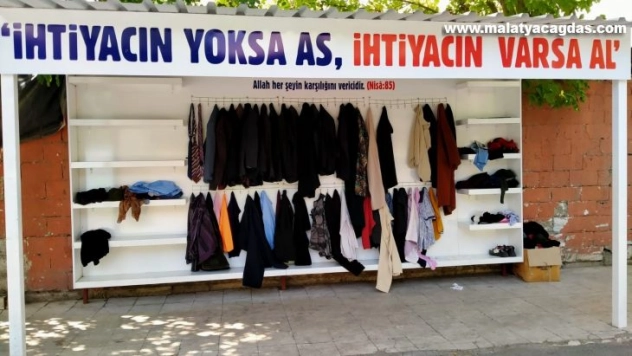 Diyarbakır'da 'İhtiyacın yoksa as, varsa al' standı