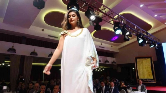 Diyarbakır'da 3 bin yıllık tarihten esinlenerek üretilen takılar defileyle tanıtıldı