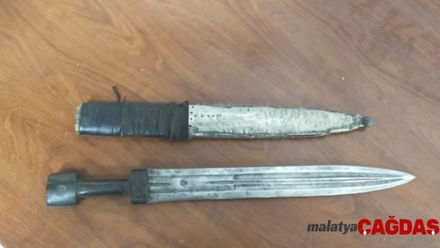 Diyarbakır'da 708 yıllık hançer ele geçirildi