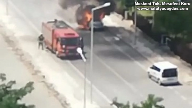 Diyarbakır'da alevlere teslim olan otomobil paniğe neden oldu