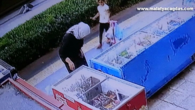 Diyarbakır'da anne şiddeti kamerada: Önce kafasına bastı, sonra tokatladı