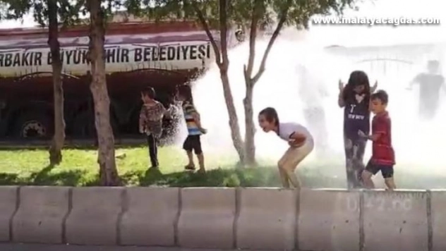 Diyarbakır'da belediye sulama ekipleri sıcaktan bunalan çocukları serinletti