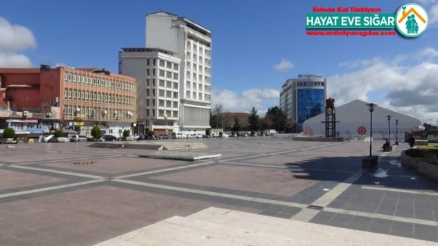 Diyarbakır'da cadde ve sokaklar boş kaldı