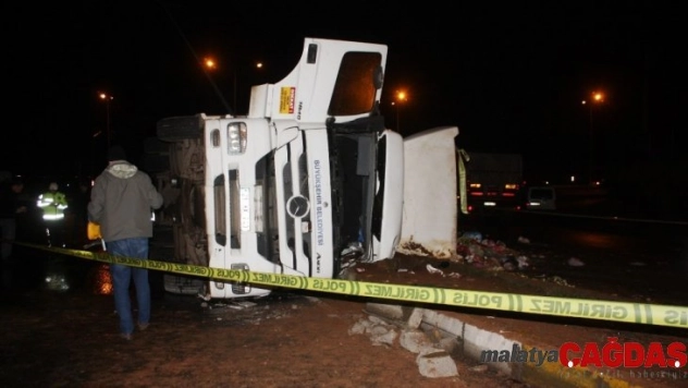 Diyarbakır'da çöp kamyonu devrildi: 1 ölü, 1 ağır yaralı