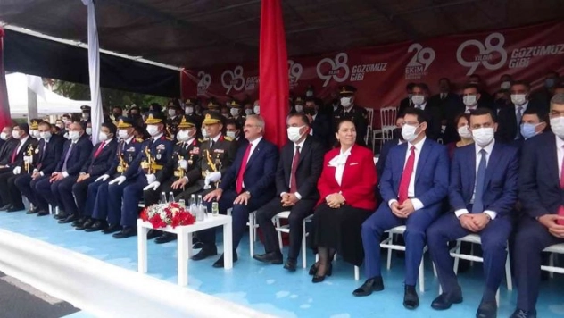 Diyarbakır'da Cumhuriyetin 98. yıldönümü coşkuyla kutlandı