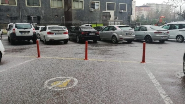 Diyarbakır'da dolu, sokakları beyaza bürüdü