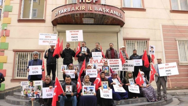 Diyarbakır'da evlat nöbetine iki aile daha katıldı