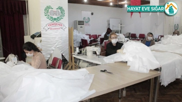 Diyarbakır'da fabrika gibi çalışan HEM günlük 2 bin maske ve 100 tulum üretiyor