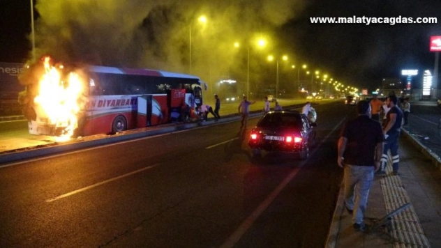Yolcu otobüsü seyir halindeyken cayır cayır yandı