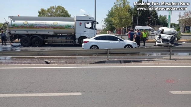 Diyarbakır'da hafif ticari araç, kamyona çarptı: 1 yaralı