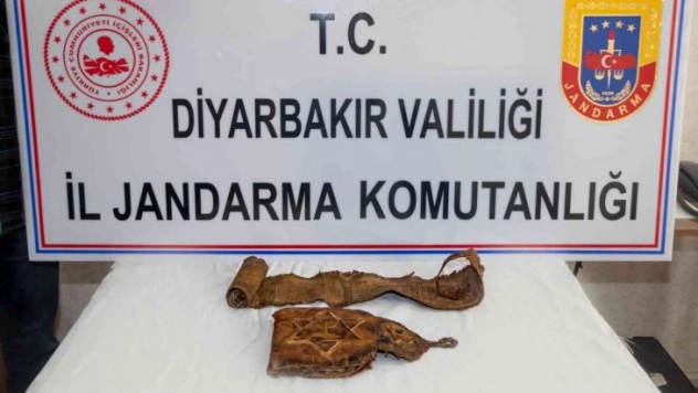 Diyarbakır'da İbranice el yazmalı kitap ve fermanı 20 bin dolara satarken yakalandılar