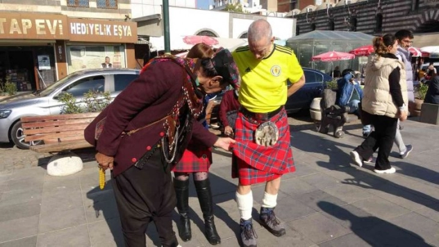 Diyarbakır'da İskoçlar kilt, yerli halk giydiği şalvarla bir araya geldi