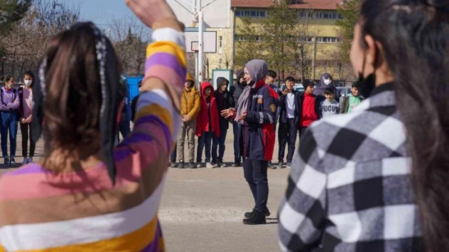 Diyarbakır'da Kadın İtfaiyecilerden öğrencilere eğitim