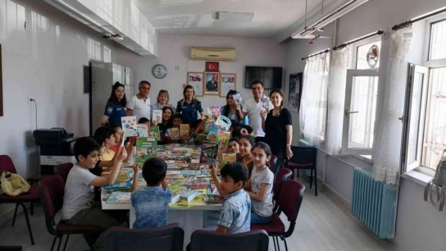 Diyarbakır'da kadın polislerden minik öğrencilere destek