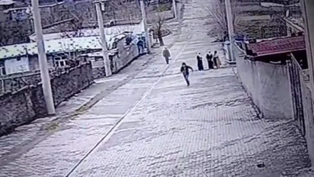 Diyarbakır'da kadının boynundaki altın kolyeyi çalan hırsızlar yakalandı