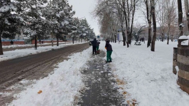 Diyarbakır'da kaldırımlarda kar temizleme çalışması