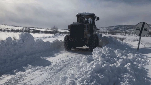 Diyarbakır'da kapalı yollar bir bir açılıyor, hastalara helikopterle yetişiliyor
