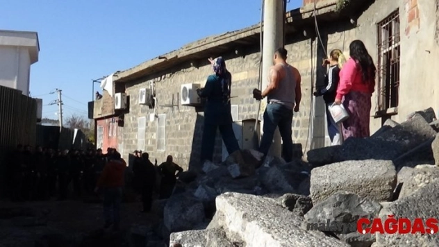 Diyarbakır'da mahalle sakinleri, çevik kuvvet ekibine 'tarihi' taşlarla saldırdı