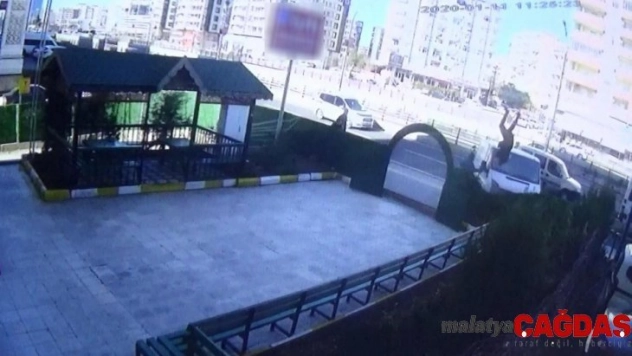 Diyarbakır'da minibüs önce yayaya çarptı, ardından kursun bahçesine girdi