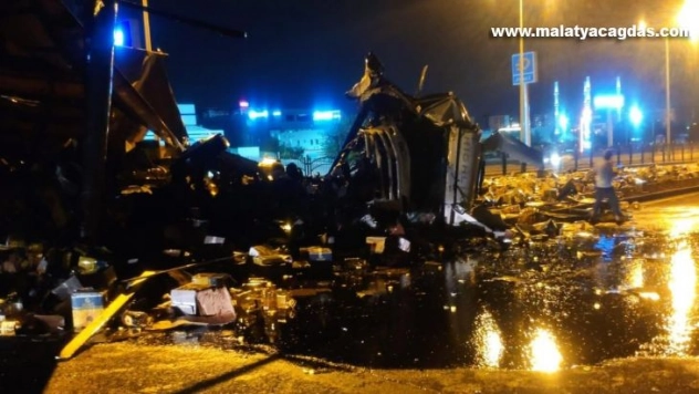 Diyarbakır'da motor yağı yüklü kamyon devrildi, yol geçici süreyle kapatıldı