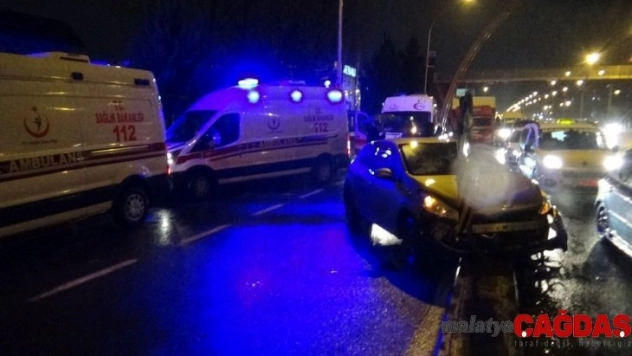 Diyarbakır'da otomobil refüje çarptı: 5 yaralı