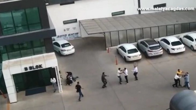 Otoparktaki kavgada kürsüler ve yumruklar havada uçuştu 3 yaralı