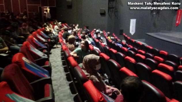 Diyarbakır'da sağlık çalışanları sorunlarını tiyatro yoluyla anlattı