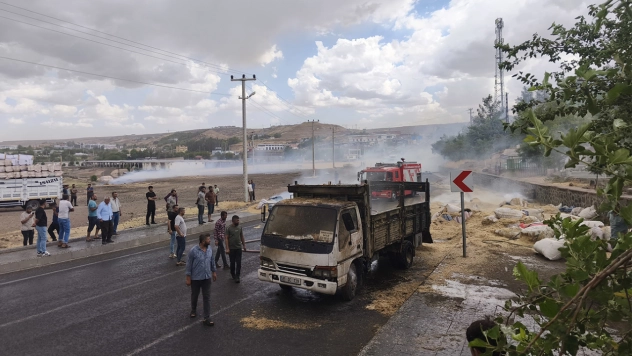 Diyarbakır'da saman yüklü kamyonet yandı
