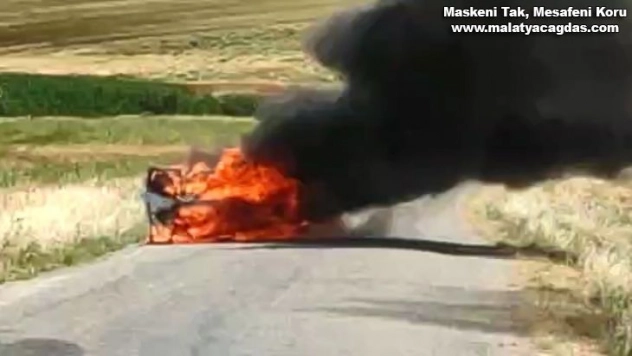 Diyarbakır'da seyir halindeki otomobil alev aldı