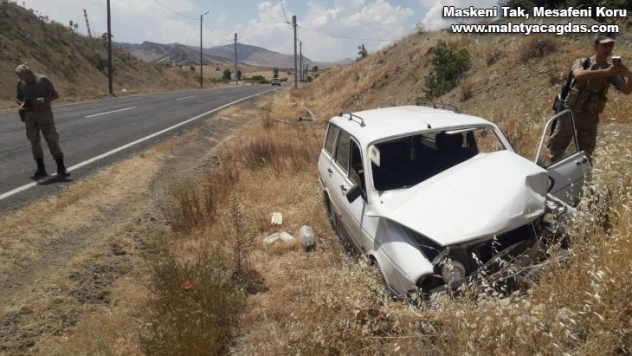 Diyarbakır'da seyir halindeki otomobil kaza yaptı, sürücü yaralandı
