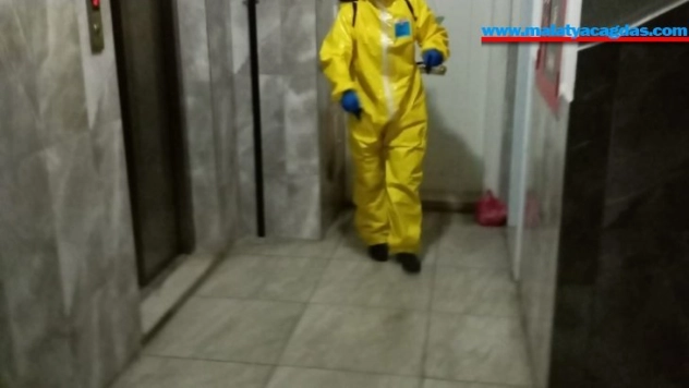 Diyarbakır'da site sakinleri binalarını dezenfekte ediyor