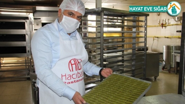 Diyarbakır'da sokağa çıkma kısıtlamasından muaf olan tatlıcıların Ramazan mesaisi başladı