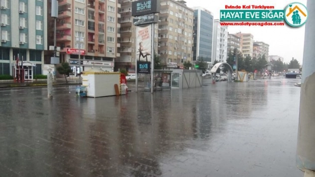 Diyarbakır'da sular altında kalan araçlar çekici yardımıyla kurtarıldı