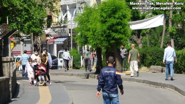 Diyarbakır'da tam kapanmaya rağmen vatandaşlar sokakları doldurdu