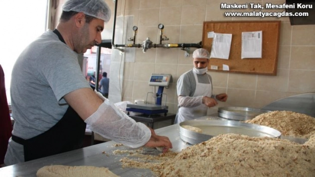 Diyarbakır'da tatlıcıların bayram mesaisi başladı: 50 bin kilogram tatlı üretildi
