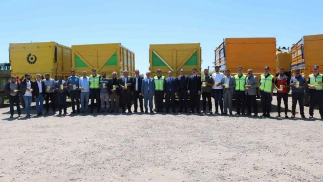 Diyarbakır'da traktör ve biçerdöver römorklarına reflektör takıldı