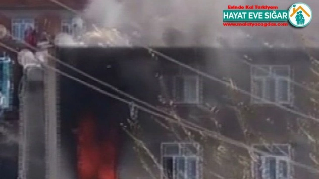 Diyarbakır'da yangın, çatıda mahsur kalanlara itfaiye ekipleri yetişti